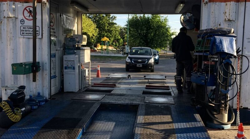 Automóvil ingresando al foso de inspección de la planta móvil de VTV durante su operativo en General Alvear.